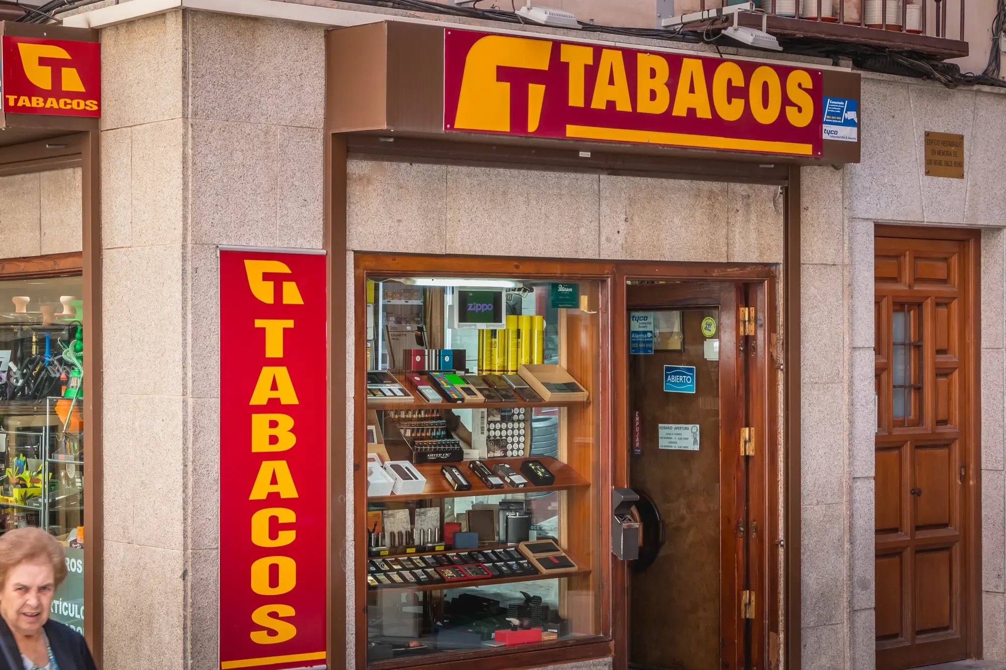 Fachada de un estanco tradicional con escaparate de madera y rótulo de Tabacos