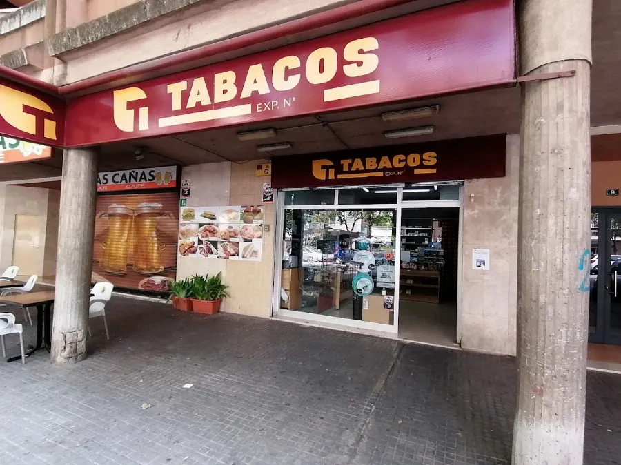 Fachada del estanco con el rótulo de Tabacos sobre la entrada