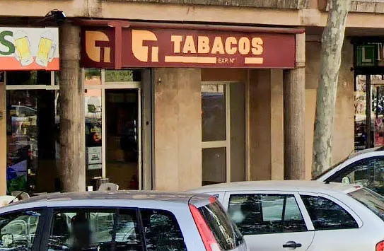 Rótulo de Tabacos visto desde la calle